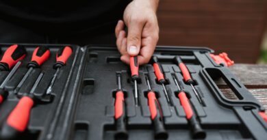 Polski producent narzędzi vs. Import z Azji – Czym różni się jakość stali, ergonomia i trwałość w codziennej pracy?