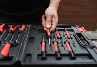 Polski producent narzędzi vs. Import z Azji – Czym różni się jakość stali, ergonomia i trwałość w codziennej pracy?